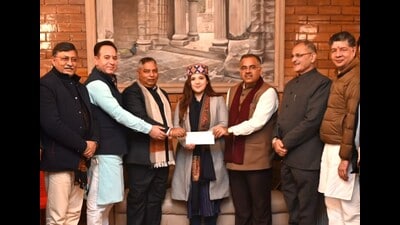 Bharatiya Janata Party (BJP) national general secretary Tarun Chugh, Jammu and Kashmir party president Sat Sharma and others with late BJP MLA Devender Singh Rana’s daughter Devyani Rana after she was nominated as state vice-president of Jammu Kashmir Bharatiya Janata Yuva Morcha (BJYM) in Jammu on Monday. (ANI)