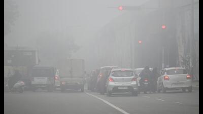 Dense fog enveloped the state capital on Monday. (Deepak Gupta/HT Photo)