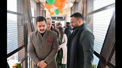 Himachal Pradesh public works and urban development minister Vikramaditya Singh taking the lift from Middle Bazaar to Mall Road in Shimla after inaugurating it on Monday. (HTPhoto) Himachal Pradesh public works and urban development minister Vikramaditya Singh taking the lift from Middle Bazaar to Mall Road in Shimla after inaugurating it on Monday. (HTPhoto)