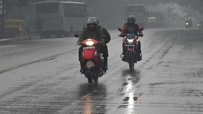Delhi weather today: Light rainfall in parts of the city, with temperatures dropping to a low of 9.6 degrees Celsius. (Vipin Kumar/Hindustan Times) Delhi weather today: Light rainfall in parts of the city, with temperatures dropping to a low of 9.6 degrees Celsius. (Vipin Kumar/Hindustan Times)