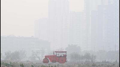 The anticipated rainfall is expected to further aid in improving air quality by washing away suspended pollutants. However, the accompanying drop in temperatures may lead to cold wave conditions in certain areas, said weather scientists. (Sunil Ghosh/HT Photo)