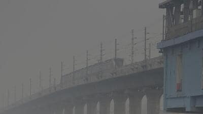 Thick winter fog in Delhi. (RAJ K RAJ /HT PHOTO) Thick winter fog in Delhi. (RAJ K RAJ /HT PHOTO)