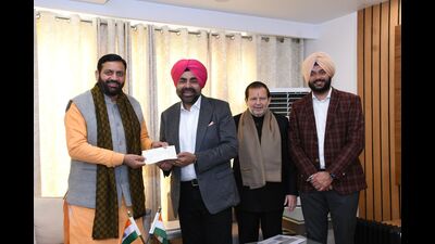 To fund this initiative, Jamuna Auto Industry Limited presented a cheque of  ₹25 lakh to Haryana chief minister Nayab Singh Saini in Chandigarh. (HT Photo)