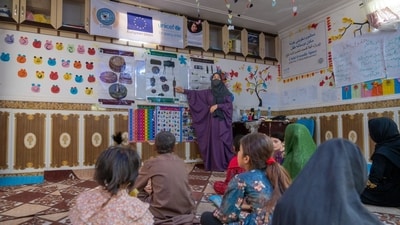 Children receive training to recognize and avoid the dangers of explosive remnants. (X-@UNICEFAfg) Children receive training to recognize and avoid the dangers of explosive remnants. (X-@UNICEFAfg)