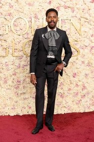 Colman Domingo's large scarf bow. Colman Domingo's large scarf bow.