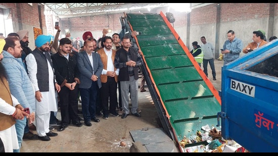 Punjab cabinet ninister Punjab Tarunpreet Singh Sond inaugurating the pilot project for door-to-door collection and segregation of garbage in Khanna on Monday. (HT photo)