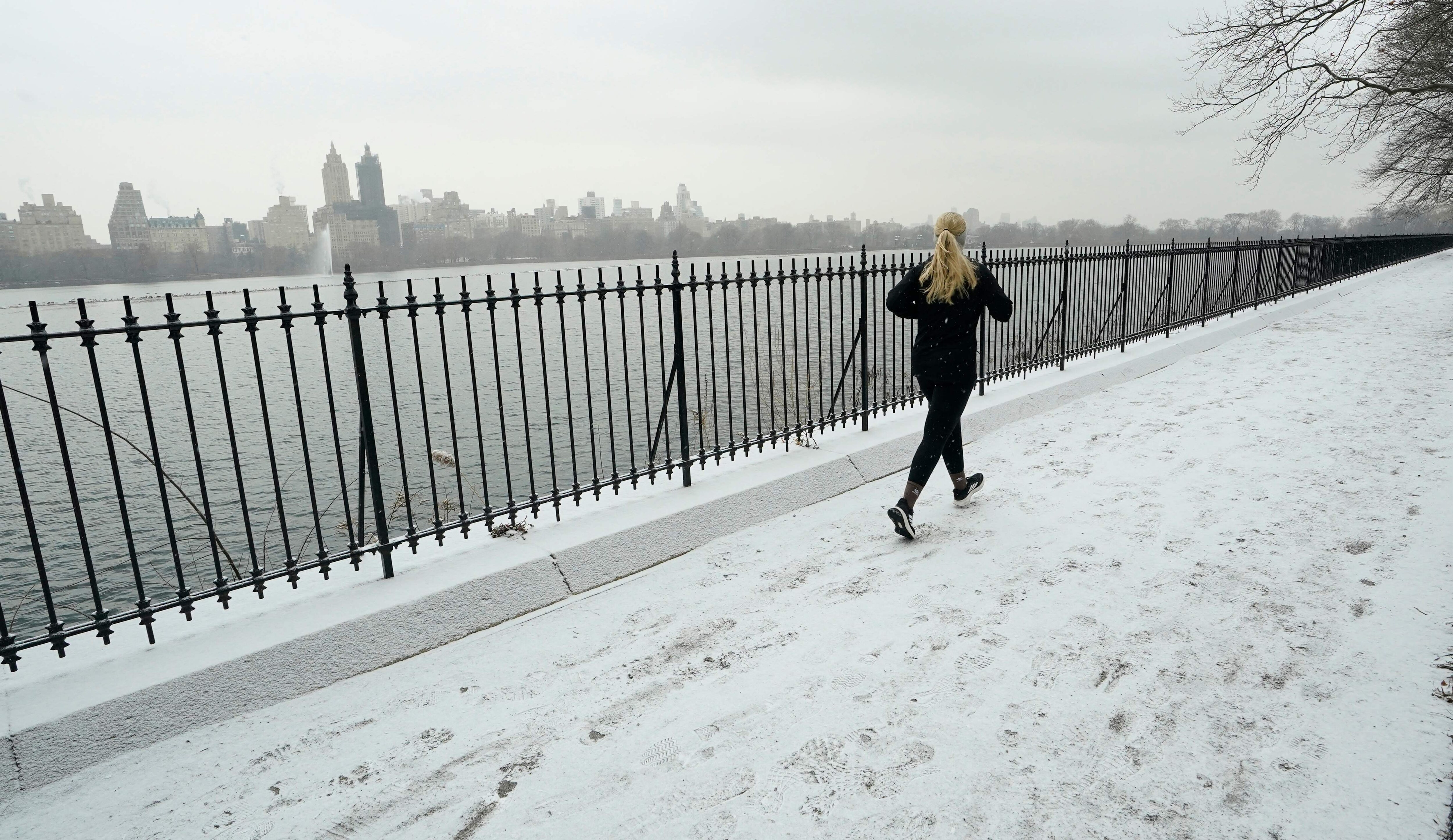 People run around Jacqueline Kennedy Onassis Reservoir in the snow in Central Park January 6, 2025 in New York City as a major winter storm hits the Mid-Atlantic region. (AFP)