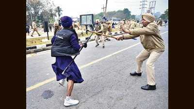Armed with swords, lathis and other weapons, the protesters, approximately 100 in number, reached the Sector 52/43 dividing road from YPS Chowk. (Ravi Kumar/HT) Armed with swords, lathis and other weapons, the protesters, approximately 100 in number, reached the Sector 52/43 dividing road from YPS Chowk. (Ravi Kumar/HT)