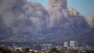 Smoke rises from a wildfire burning near Pacific Palisades on the west side of Los Angeles during a weather driven windstorm, in Los Angeles, California, January 7, 2025. (REUTERS/Daniel Cole )