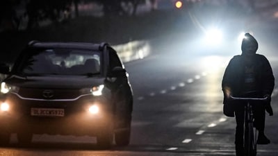 Commuters ride along a street amid fog, on a cold winter morning in New Delhi (Sajjad HUSSAIN / AFP) Commuters ride along a street amid fog, on a cold winter morning in New Delhi (Sajjad HUSSAIN / AFP)