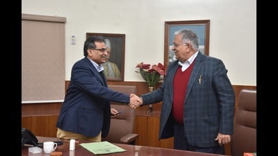 Prof Sanjay Kumar receiving the charge of VC from Prof Sudhir Kumar Jain (HT) Prof Sanjay Kumar receiving the charge of VC from Prof Sudhir Kumar Jain (HT)