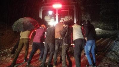 Rescuers pushing one of the stranded vehicles to safety on the Larot-Chanshal-Dodra Kwar road in Shimla district on Monday night. (HT Photo) Rescuers pushing one of the stranded vehicles to safety on the Larot-Chanshal-Dodra Kwar road in Shimla district on Monday night. (HT Photo)