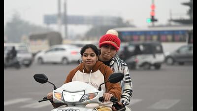 Severe cold is falling in the capital Lucknow on Tuesday. (Deepak Gupta/HT Photo) Severe cold is falling in the capital Lucknow on Tuesday. (Deepak Gupta/HT Photo)