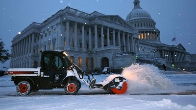 WASHINGTON, DC - JANUARY 06: Crews work before dawn to clear snow East Front Plaza of the U.S. Capitol as a winter storm slams into the nation's capital on January 06, 2025 in Washington, DC. (AFP) WASHINGTON, DC - JANUARY 06: Crews work before dawn to clear snow East Front Plaza of the U.S. Capitol as a winter storm slams into the nation's capital on January 06, 2025 in Washington, DC. (AFP)