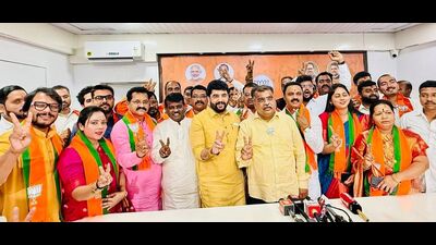 Union minister of state for civil aviation and cooperation Murlidhar Mohol, cabinet minister Chandrakant Patil, and others were present at the induction ceremony at the BJP state unit office. (HT PHOTO)