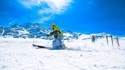 Skiing in Gulmarg (Photo: X) Skiing in Gulmarg (Photo: X)