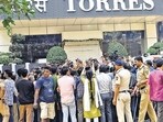 As news of the fraud spread like wildfire on Monday, and as the crowd of panicky investors outside the store swelled, police nabbed the three store executives from the premises. (Raju Shinde/HT Photo) As news of the fraud spread like wildfire on Monday, and as the crowd of panicky investors outside the store swelled, police nabbed the three store executives from the premises. (Raju Shinde/HT Photo)
