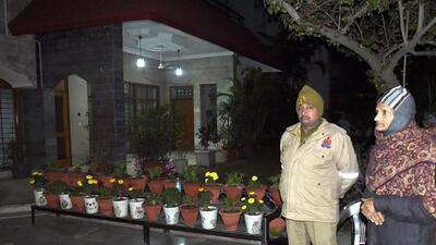 (Above) The home of industrialist RD Gupta, 78, in Block A, Kavi Nagar. According to Gupta, armed men barged into his home, held him and his wife at knifepoint and made off with cash and jewellery worth more than ₹1 crore on Tuesday night. (Sakib Ali/HT photo) (Above) The home of industrialist RD Gupta, 78, in Block A, Kavi Nagar. According to Gupta, armed men barged into his home, held him and his wife at knifepoint and made off with cash and jewellery worth more than ₹1 crore on Tuesday night. (Sakib Ali/HT photo)