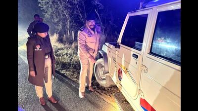 A policeman showing a bullet mark on the police vehicle after Tuesday night’s encounter near Bir Sikhan Wala village in Jaito sub division as Faridkot SSP Pragya Jain looks on. (HT Photo) A policeman showing a bullet mark on the police vehicle after Tuesday night’s encounter near Bir Sikhan Wala village in Jaito sub division as Faridkot SSP Pragya Jain looks on. (HT Photo)