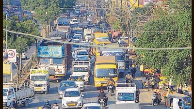 A traffic jam on the rear side of the Arora palace at Gill road on Wednesday. (HT Photo)