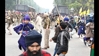 Armed with swords, lathis and other weapons, the protesters, approximately 100 in number, had reached the Sector 52/43 dividing road from YPS Chowk on Tuesday. (Ravi Kumar/HT)