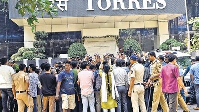 As news of the fraud spread like wildfire on Monday, and as the crowd of panicky investors outside the store swelled, police nabbed the three store executives from the premises. (Raju Shinde/HT Photo) As news of the fraud spread like wildfire on Monday, and as the crowd of panicky investors outside the store swelled, police nabbed the three store executives from the premises. (Raju Shinde/HT Photo)