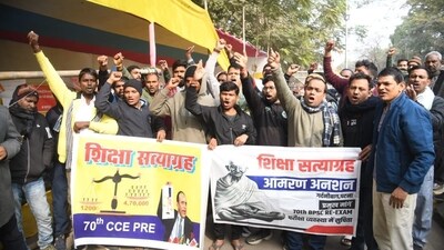 Protest at Gardanibagh in Patna over the alleged leak of a question paper of the December 13 combined preliminary exam conducted by BPSC (Santosh Kumar) Protest at Gardanibagh in Patna over the alleged leak of a question paper of the December 13 combined preliminary exam conducted by BPSC (Santosh Kumar)
