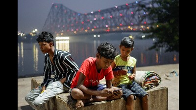 Children sit and play games on a mobile phone along the banks of river Ganges on a foggy evening in Kolkata, India, November 26, 2024. REUTERS/Sahiba Chawdhary (REUTERS) Children sit and play games on a mobile phone along the banks of river Ganges on a foggy evening in Kolkata, India, November 26, 2024. REUTERS/Sahiba Chawdhary (REUTERS)