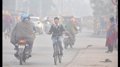 Dense fog was observed at many places in Punjab and Haryana early on Wednesday even as cold conditions persisted in both the states. (Sameer Sehgal/HT) Dense fog was observed at many places in Punjab and Haryana early on Wednesday even as cold conditions persisted in both the states. (Sameer Sehgal/HT)
