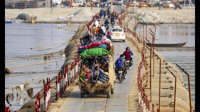 Devotees arrive at Sangam ahead of the Mahakumbh, in Prayagraj, Wednesday. (PTI Photo) Devotees arrive at Sangam ahead of the Mahakumbh, in Prayagraj, Wednesday. (PTI Photo)