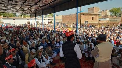 Hundreds of farmers, supported by All India Kisan Sabha (AIKS), took part in the mahapanchayat on Wednesday. (HT Photo) Hundreds of farmers, supported by All India Kisan Sabha (AIKS), took part in the mahapanchayat on Wednesday. (HT Photo)