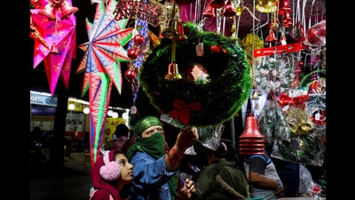 Women shop for Christmas decorations at a roadside market in Ahmedabad, India, December 24, 2024. REUTERS/Amit Dave (REUTERS) Women shop for Christmas decorations at a roadside market in Ahmedabad, India, December 24, 2024. REUTERS/Amit Dave (REUTERS)