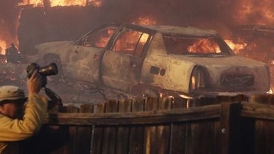 &nbsp;Pacific Palisades resident and actor Steve Guttenberg asked those who left their automobiles unattended to leave their keys behind so that they might be relocated to make room for fire engines. (AP Photo)