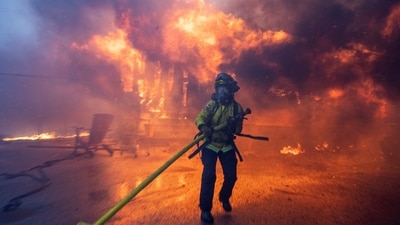 A firefighter battles the Palisades Fire as it burns during a windstorm on the west side of Los Angeles, California, U.S. January 7, 2025. REUTERS/Ringo Chiu (REUTERS)