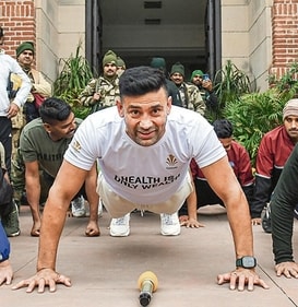 Wrestler Sangram Singh participates in a push-up challenge during the campaign, Fit India Sundays on Cycle. (Photo: Jitender Gupta/ANI) Wrestler Sangram Singh participates in a push-up challenge during the campaign, Fit India Sundays on Cycle. (Photo: Jitender Gupta/ANI)