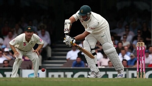 Graeme Smith shows amazing courage by batting with a broken hand against Mitchell Johnson to try and save the Test match (Getty)