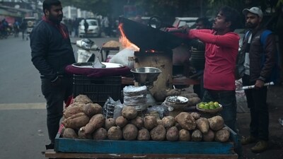 A sweet potato makeshift stall in Hazratganj (Mustaq Khan/HT) A sweet potato makeshift stall in Hazratganj (Mustaq Khan/HT)