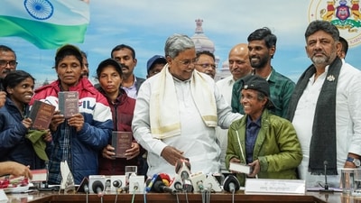 Sx reformed Naxalites surrender in the presence of Karnataka Chief Minister Siddaramaiah and Deputy CM DK Shivakumar, at CM’s residential office in Bengaluru on Wednesday. (Savitha) Sx reformed Naxalites surrender in the presence of Karnataka Chief Minister Siddaramaiah and Deputy CM DK Shivakumar, at CM’s residential office in Bengaluru on Wednesday. (Savitha)