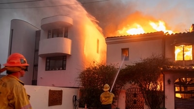 Firefighters battle the Palisades fire as it burns during a windstorm on the west side of Los Angeles, California (REUTERS/Ringo Chiu)