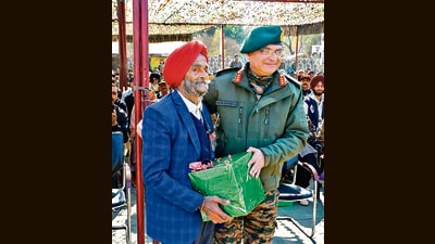 Havaldar Baldev Singh (retd) being honoured by Lieutenant General Navin Sachdeva. (HT File)
