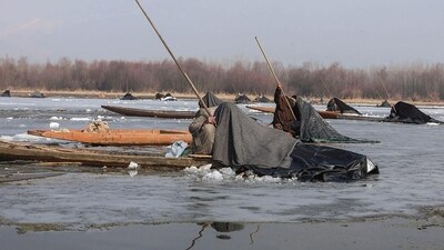 The minimum temperature in Srinagar settled at minus 4.4 degrees Celsius. (Waseem Andrabi /HT) The minimum temperature in Srinagar settled at minus 4.4 degrees Celsius. (Waseem Andrabi /HT)