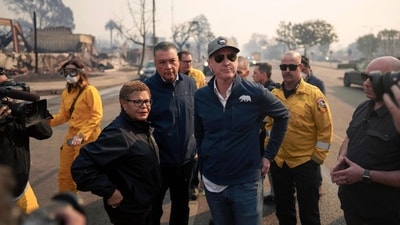 California Governor Gavin Newsom and Los Angeles Mayor Karen Bass tour the downtown business district of Pacific Palisades as the Palisades Fire continues to burn. (AFP Photo) California Governor Gavin Newsom and Los Angeles Mayor Karen Bass tour the downtown business district of Pacific Palisades as the Palisades Fire continues to burn. (AFP Photo)