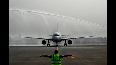 Navi Mumbai, India - Dec. 29, 2024:First commercial aircraft landing on the runway of Navi Mumbai International Airport Ltd at Ulwe in Navi Mumbai, India, on Sunday, December 29, 2024. (Photo by Bachchan Kumar/ HT PHOTO) (HT PHOTO) Navi Mumbai, India - Dec. 29, 2024:First commercial aircraft landing on the runway of Navi Mumbai International Airport Ltd at Ulwe in Navi Mumbai, India, on Sunday, December 29, 2024. (Photo by Bachchan Kumar/ HT PHOTO) (HT PHOTO)