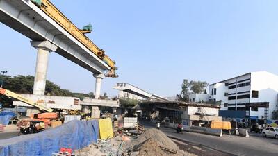 Official said Pashan-side ramp of SPPU Chowk flyover needs road widening towards Ganesh Khind Road campus of Modern College. (MAHENDRA KOLHE/HT)