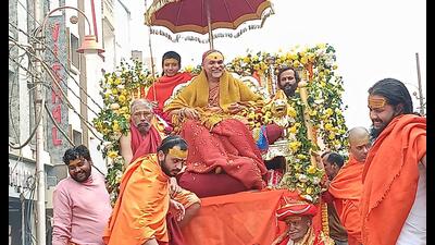 The procession of Shankaracharya Swami Avimukteshwaranand Saraswati moving towards Mahakumbh mela area. (HT photo)