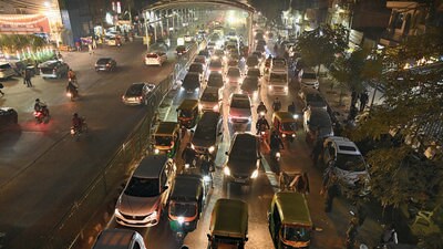 Traffic snarls near AAP leader Manish Sisodia's election campaign office (right) near Ashram Chowk on Thursday. (HT PHOTO) Traffic snarls near AAP leader Manish Sisodia's election campaign office (right) near Ashram Chowk on Thursday. (HT PHOTO)