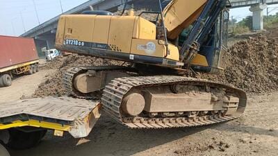Operator crushed under excavator while unloading it from trailer