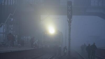 Low visibility at Tilak Marg station on Friday morning. (RAJ K RAJ /HT PHOTO) Low visibility at Tilak Marg station on Friday morning. (RAJ K RAJ /HT PHOTO)