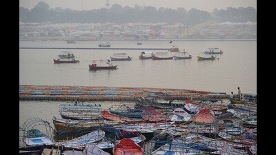 People row boats at the Yamuna River ahead of the "Maha Kumbh Mela" in Prayagraj (REUTERS)