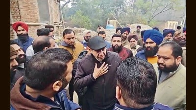 Protesters argue with GLADA officials at Pakhowal road in Ludhiana on Friday. (HT photo)